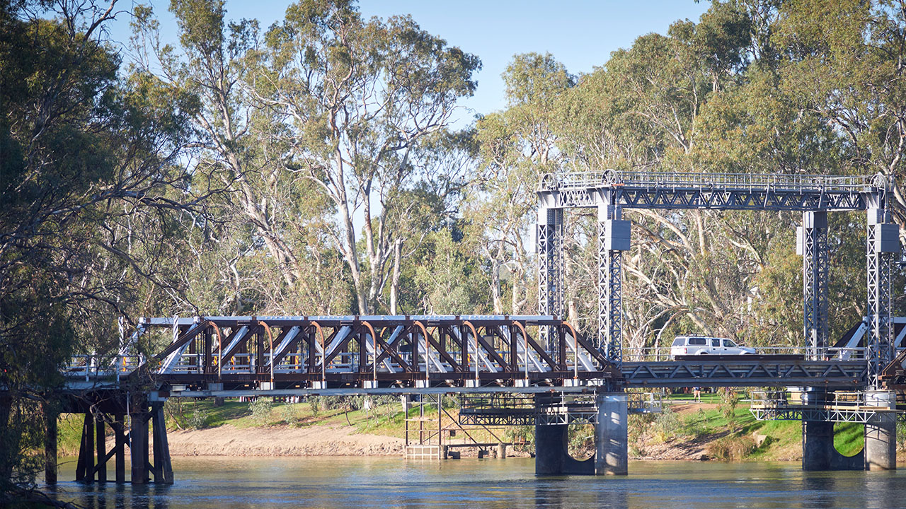 Bridge over the Murray River at Swan Hill