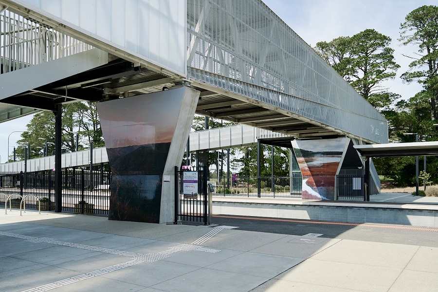 Image of artwork on the pillatrs of the Ballan Station